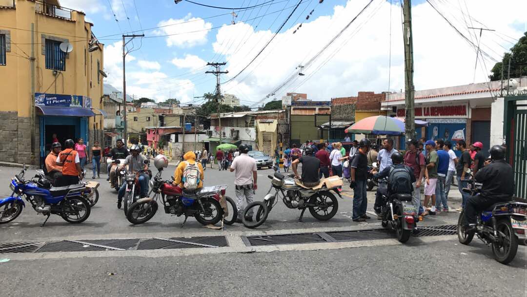 Motorizados de Chapellín iniciaron el trancazo #4Jul