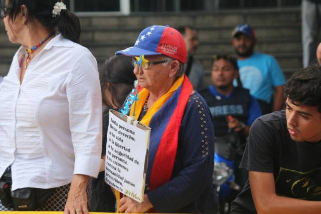 La vigilia en honor a los libertadores caídos: Del inicio a la represión Foto: Will Jiménez / LaPatilla.com