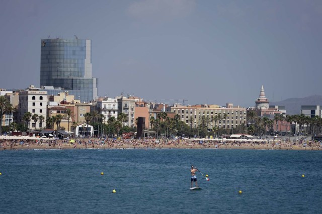 A general view taken on August 21, 2017 shows the Barceloneta beach of Barcelona with tourists and residents enjoying a sunny day four days after the Barcelona and Cambrils attacks that killed 15 people. Spanish police said on August 21, 2017 that they have identified the driver of the van that mowed down pedestrians on the busy Las Ramblas boulevard in Barcelona, killing 13. The 22-year-old Moroccan is believed to be the last remaining member of a 12-man cell still at large in Spain or abroad, with the others killed by police or detained over last week's twin attacks in Barcelona and the seaside resort of Cambrils that claimed 14 lives, including a seven-year-old boy. / AFP PHOTO / Josep LAGO
