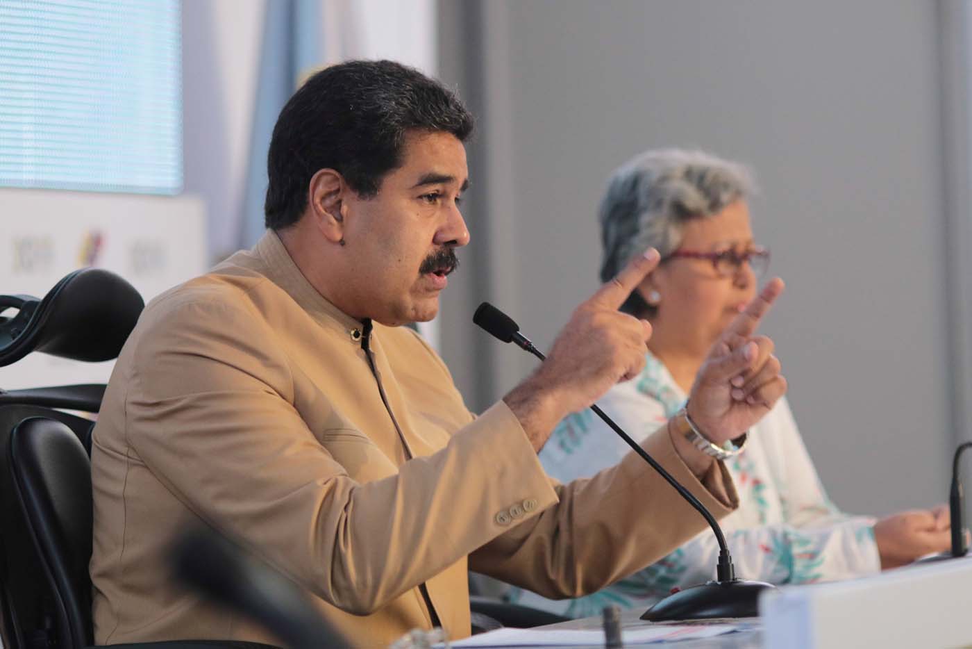 Empleados públicos son obligados a asistir a la inscripción de candidatura de Maduro (FOTO)