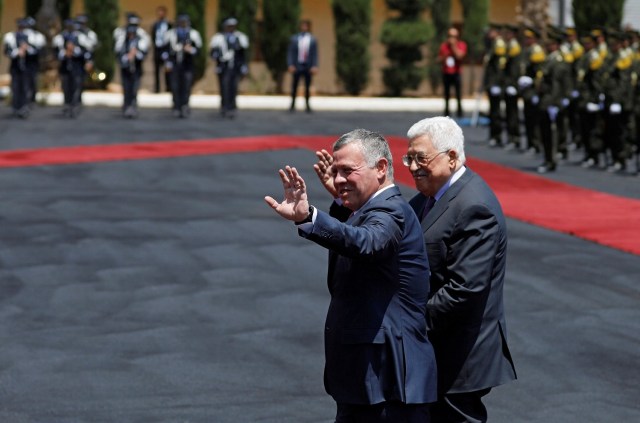Jordan's King Abdullah II and Palestinian President Mahmoud Abbas wave during a reception ceremony in the West Bank city of Ramallah, August 7, 2017. REUTERS/Mohamad Torokman