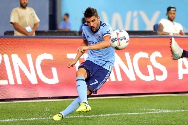 El delantero español del New York City FC David Villa centra un balón durante un partido frenten al New England Revolution en el Yankee Stadium. 20 agosto 2017. Brad Penner-USA TODAY Sports