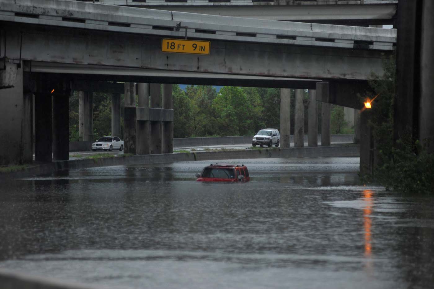 Los dos principales aeropuertos de Houston cerrados por Harvey