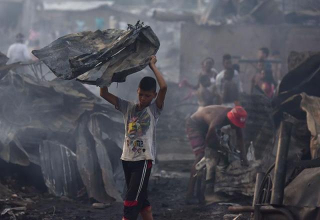 El incendio destruyó cerca de 80 hogares (Foto: EFE)