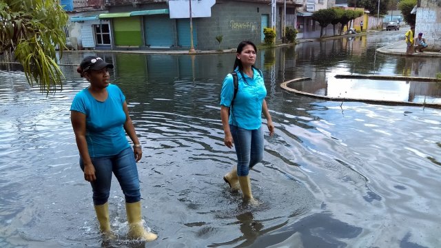 Foto:  Diputada Melva Paredes inspeccionó zonas inundadas en Aragua  / Prensa 