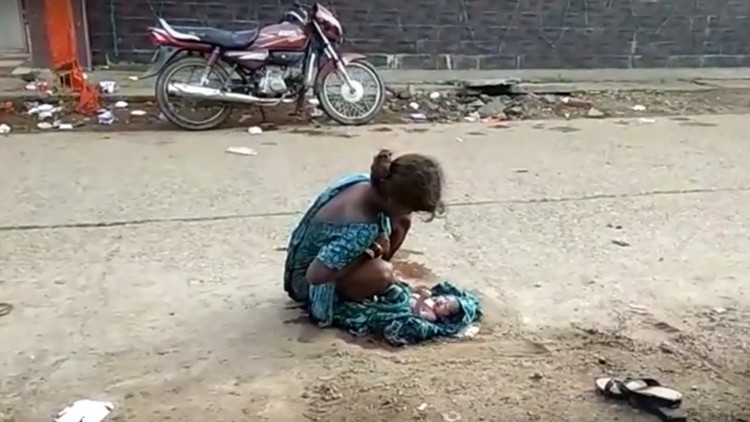 ¡Inhumanos! Una adolescente da a luz en una calle de India y nadie la ayuda (Video)