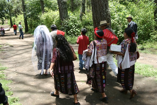 ONG felicita a Guatemala y El Salvador por prohibir matrimonio infantil