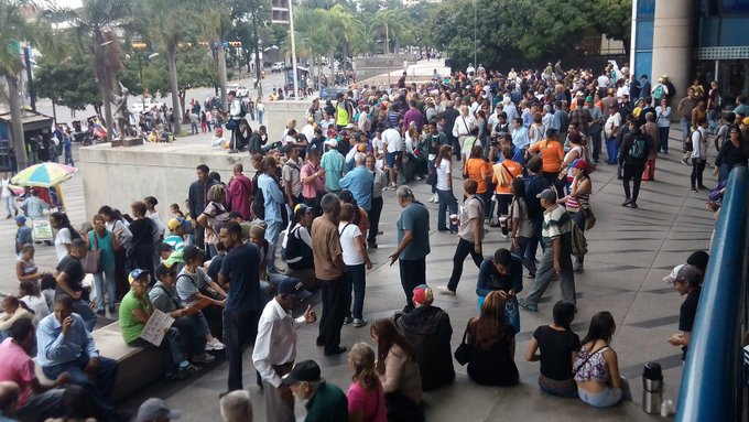 Inicia concentración en Parque Cristal para marchar hasta la AN #4Ago