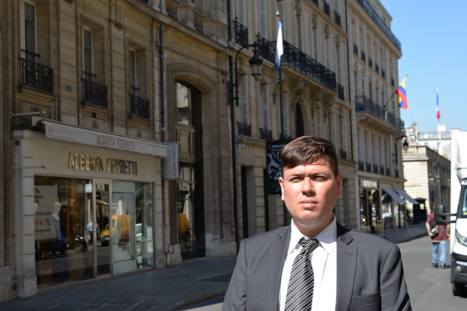 El diputado Rosmit Mantilla sostiene reunión en el palacio presidencial francés
