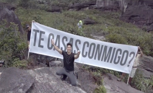 Chyno Miranda  propone matrimonio a su novia en la cima del Salto Ángel (foto y video)