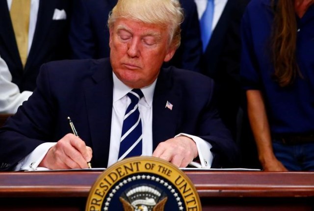 Imagen de archivo del presidente de Estados Unidos, Donald Trump, firmando decretos en la Casa Blanca REUTERS/Eric Thayer