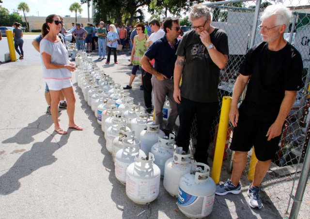 La gente esperan en línea para comprar gas en Boca Raton, Florida, mientras continúan preparándose para la llegada prevista del huracán Irma, 6 de septiembre de 2017. REUTERS/Joe Skipper