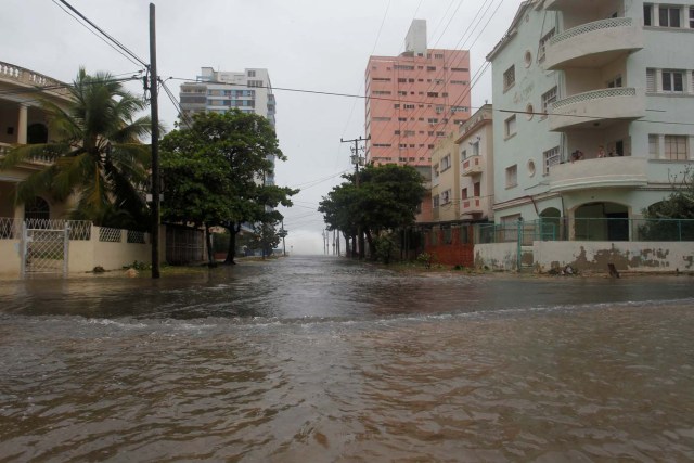 People look at the flooded street from a balcony as Hurricane Irma turns toward the Florida Keys on Saturday, in Havana, Cuba September 9, 2017. REUTERS/Stringer NO RESALES. NO ARCHIVES