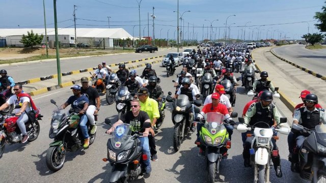 Motos y efectivos policiales fueron los principales acompañantes. Foto: El Varguense