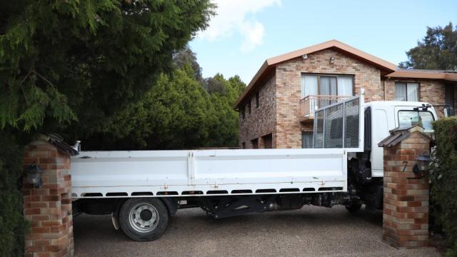 Un camión bloquea la entrada a la residencia que ocupa la embajada de Venezuela en Camberra, Australia, este domingo / Foto The Daily Telegraph