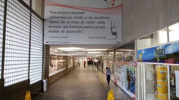  Medio centenar de agentes de la Policía Nacional Bolivariana (PNB) camuflada para el combate custodia la sucursal del Supermercado Abasto Bicentenario (una de las cadenas regenteadas por el Estado) frente a Plaza Venezuela. El celo podría hacer suponer que allí hay mucha mercadería y que los agentes del orden están para prevenir saqueos. Pero no. Todo es mucho más tragicómico. Lo único que abunda en paredes y colgado de los techos son frases de Hugo Chávez y fotos del ex presidente en la inauguración del supermercado, con las estanterías y refrigeradores llenos. Hoy, la mayoría de ellos están vacíos. Nada en la góndola de carnes, nada en la de pescados, nada en la de comidas elaboradas. Algunos estantes se llenan de una punta a la otra con el mismo producto de limpieza o el mismo paquete de papas fritas.        Frases y fotos de Hugo Chávez, Nicolás Maduro y Simón Bolívar adornan la sucursal del Supermercado Abasto del Bicentenario, cuyas estanterías y refrigeradores están vacíos Frases y fotos de Hugo Chávez, Nicolás Maduro y Simón Bolívar adornan la sucursal del Supermercado Abasto del Bicentenario, cuyas estanterías y refrigeradores están vacíos Infobae recorrió las farmacias Locatel y Saas de El Paraíso, en el oeste humilde de la capital venezolana. También la Locatel, en la zona más acomodada de La Castellana. El panorama era similar: estanterías vacías, sin aspirinas, ni medicamentos básicos para la tiroides o el control de la diabetes y la hipotensión. En una sola, habían recibidos anticonceptivos de una única marca: 103.000 bolívares la caja, dos tercios del salario mínimo que cobra el 75% de los venezolanos.  En las sucursales bancarias, la gente hace fila para tratar de conseguir entre 10.000 y 25.000 bolívares (USD 0,5 y 1,25), el máximo que cada banco otorga por día. La última escasez en Venezuela es la de dinero en efectivo, aunque ya no valga nada. Estanterías vacías en la farmacia Locatel de El Paraíso Estanterías vacías en la farmacia Locatel de El Paraíso "A mí no me vengan con cuenticos. La culpa de todo esto es del Presidente y sus funcionarios. Hay que cambiar el Gobierno porque está visto que son gente incapacitada. La única capacidad que han tenido es la de destruir al país. Ni siquiera han sido buenos robando. Han acabado hasta con la gallinita de los huevos de oro", dice Gladis Morán, mientras aguarda en la fila del Banco de Venezuela. Filas frente a los bancos Filas frente a los bancos En el mercado informal que se monta en las avenidas de ingreso al Petare, la favela más grande de Venezuela, funciona el "bachaqueo" a cielo abierto. Azúcar, arroz y harina pan se pueden conseguir a granel a tres, cinco o diez veces el precio regulado. Puesto callejero de “bachaqueros” en el Petare que recibe tarjetas de crédito y débito. Puesto callejero de “bachaqueros” en el Petare que recibe tarjetas de crédito y débito. ¿Cómo hacen para pagar los caraqueños que aún pueden esas sumas si ya casi no hay dinero en efectivo? Los puestos en la feria anuncian con carteles: "Tenemos punto". Se refieren al Pos, el aparato para las transacciones electrónicas con tarjetas de débito y crédito. ¿Cómo es que lo obtienen esos puestos callejeros ilegales? La fórmula es fácil: un comercio legal que tiene dos o tres, les subalquila uno. Mercado negro al cuadrado. Rebusques comerciales en una Venezuela que sobrevive como puede.  LEA MÁS: Infobae en Caracas: hambre, represión y realismo mágico en la Venezuela de Maduro "Un gobierno totalitario como el de Maduro nunca está negociando, está tratando de engañarte y hacerte perder el tiempo"   Tweet ? ¿Probaste  en Alta Velocidad en tu smartphone? Permite ver las noticias en menos de un segundo.  Compartir en Facebook   Compartir en Twitter ÚLTIMAS NOTICIAS Los diputados guatemaltecos estuvieron siete horas encerrados por una masiva protesta en la puerta del Congreso Tras rechazar una solicitud respaldada por la ONU, de levantar la inmunidad del presidente Jimmy Morales para que se enfrente a una investigación de corrupción, miles de manifestantes marcharon al Palacio Legislativo para exigir la renuncia de sus representantes   Lecciones y aprendizajes para América Latina de la renuncia del vicepresidente uruguayo Las denuncias contra Raúl Sendic por irregularidades en su gestión al frente de la petrolera estatal evidenciaron que el país no está a salvo de la epidemia de corrupción que afecta a la región. Sin embargo, la respuesta ante el escándalo fue completamente diferente a la de sus vecinos   La Policía británica anunció una detención "importante" en relación con el atentado de Londres: se trata de un joven de 18 años Fue arrestado en la zona portuaria de Dover este sábado por la mañana. El ataque dejó 29 heridos   "En Venezuela la calle se ha enfriado pero eso no quiere decir que el pueblo esté tranquilo" Ramsis Ghazzaoui, juez del Tribunal Supremo de Venezuela destituido y exiliado, estuvo en los estudios de Infobae y dijo que su país se ha convertido en un "narcoestado"   La presentadora de TV Lili Estefan anunció su separación tras 28 años de relación La cubana, sobrina de la cantante Gloria Estefan, dio la noticia durante la emisión del programa televisivo que conduce en la cadena Univision   Hace 40 años dos Jumbos se estrellaron en el aeropuerto de Tenerife: la mayor tragedia aérea desde que el hombre aprendió a volar Dos Jumbos impactaron en Tenerife. Murieron cientos de personas de manera instantánea. Y el olor a muerte continúa sobrevolando ese aeropuerto   MAS NOTICIAS TE RECOMENDAMOS COMENTARIOS MÁS LEÍDAS  1Hace 40 años dos Jumbos se estrellaron en el aeropuerto de Tenerife: la mayor tragedia aérea desde que el hombre aprendió a volar  2La propuesta hot que recibió Tino Asprilla de una actriz porno (@amarantahank) 3Kim Kardashian sorprendió al asistir a un evento sin pantalones  4Corea del Norte podría copiar a la Alemania nazi para tener energía AFP 5Ekaterina Lisina, la mujer con las piernas más largas del mundo  EEUU   U.S. President Donald Trump gestures as he visits with flood survivors of Hurrican Harvey at the NRG Center, in Houston, Texas, U.S., September 2, 2017. REUTERS/Kevin Lamarque EEUU respalda las negociaciones entre el régimen de Nicolás Maduro y la oposición en Venezuela La Casa Blanca advirtió que la consolidación de Nicolás Maduro "desestabiliza" a toda la región La start-up que impuso el calzado de moda en Silicon Valley en apenas un año ENTRETENIMIENTO   La presentadora de TV Lili Estefan anunció su separación tras 28 años de relación El ex presidente Bush entregará el premio de "Liderazgo Distinguido" al cantante Bono Luis Fonsi y Gael García triunfan en los Premios Herencia Hispana  (Getty) TRIVIA: ¿A qué escudería pertenece el vehículo de Fórmula 1? Un boxeador quiso acariciar al hijo de su rival pero el pequeño reaccionó de la peor manera "Canelo" Álvarez vs Genaddy Golovkin: horario y televisión de la "verdadera" pelea del año 