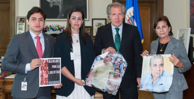 El secretario general de la Organización de Estados Americanos, Luis Almagro, se reunió este martes 5 de septiembre con los familiares del preso político Alfredo Ramos. (Foto: Luis Almagro? @Almagro_OEA2015) 