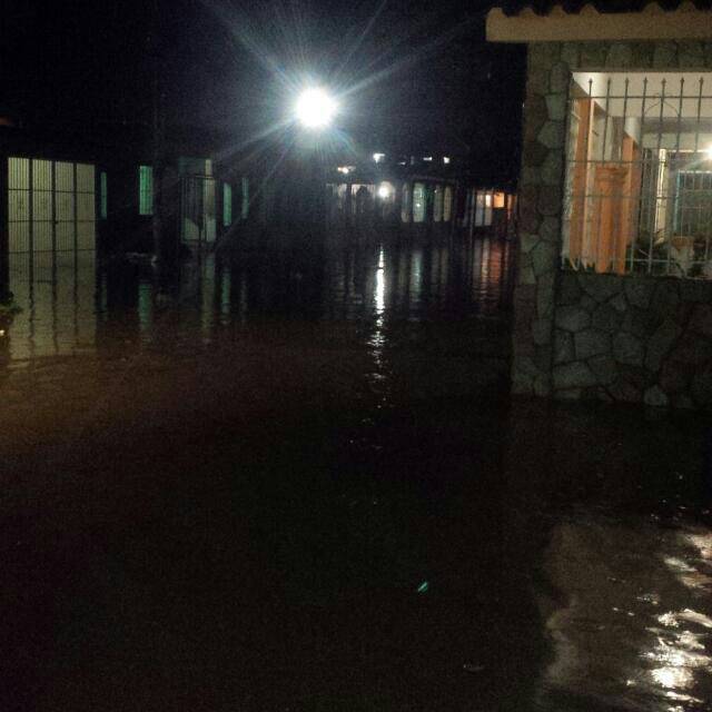 Varios sectores de Puerto Cabello inundados tras el desbordamiento del río Taboada