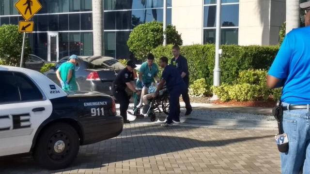 Foto: Un anciano es evacuado del Hollywood Hills Nursing Home. / Caitlin Ostroff - Miami Herald