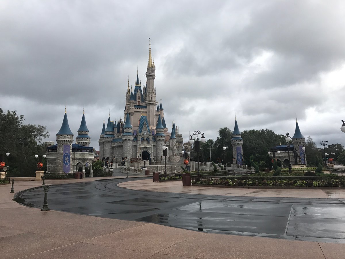 Algunos parques temáticos de Orlando reabren tras paso de Irma