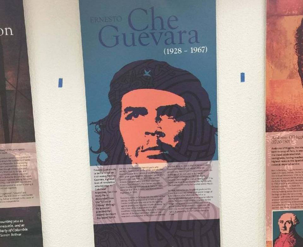 Che Guevara les da la bienvenida a los pasajeros en el aeropuerto de Miami por unas horas