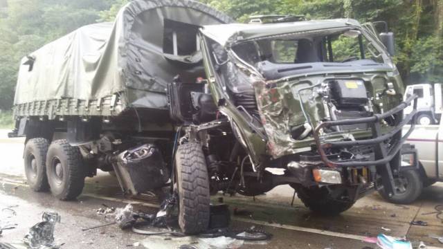 El vehículo de la GNB colisionó con una gandola (Foto: @Heberlizeth)