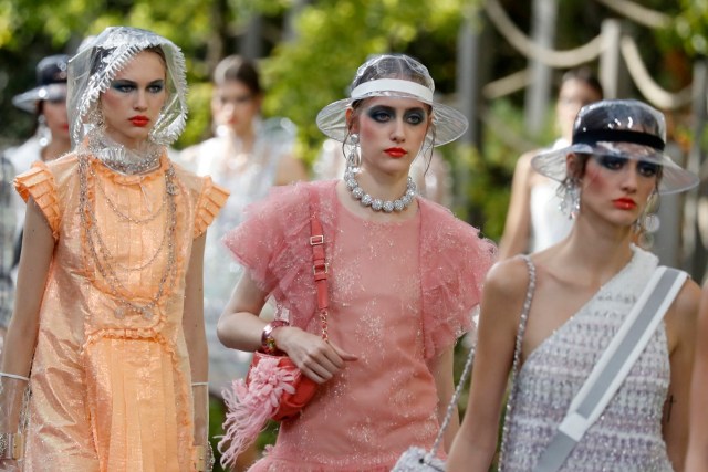 Models present creations for Chanel during the women's 2018 Spring/Summer ready-to-wear collection fashion show in Paris, on October 3, 2017. / AFP PHOTO / Patrick KOVARIK