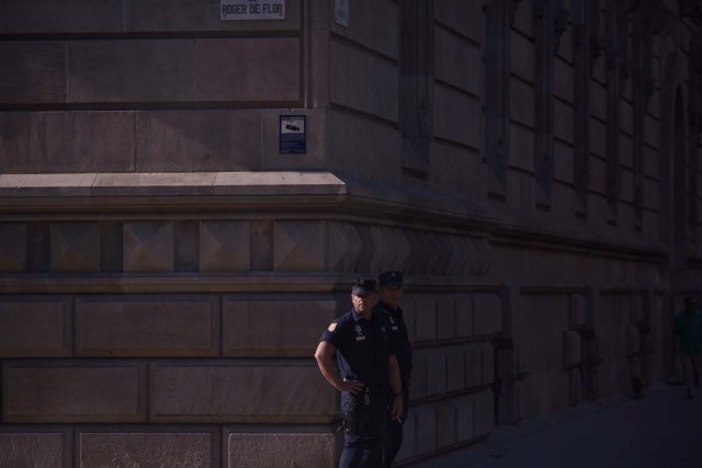 Police officers stand guard outside the High Court of Catalonia in Barcelona on October 10, 2017. Spain's worst political crisis in a generation will come to a head as Catalonia's leader could declare independence from Madrid in a move likely to send shockwaves through Europe. / AFP PHOTO / Jorge GUERRERO