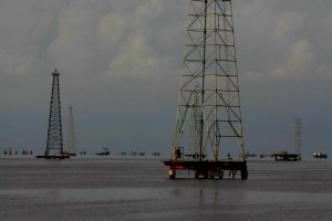 Ventarrón mollejúo acostó cuatro torres petroleras al sur del Lago de Maracaibo (Fotos)
