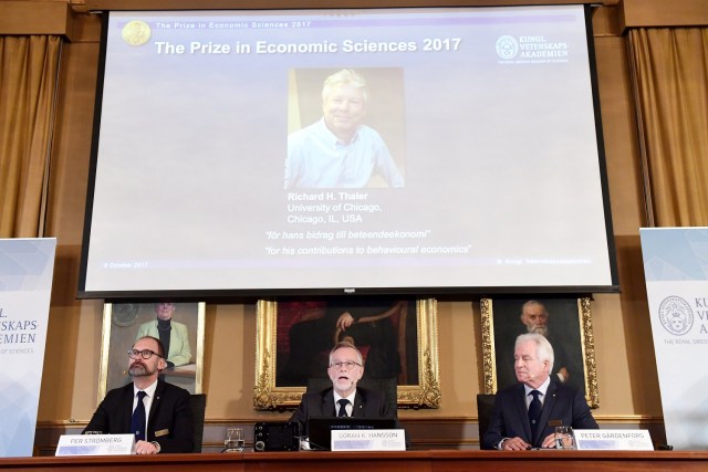 Foto de Richard H. Thaler se muestra en la pantalla durante el anuncio del ganador del Premio Nobel de Ciencias Económicas 2017, oficialmente llamado el Premio Sveriges Riksbank en Ciencias Económicas en Memoria de Alfred Nobel, durante una conferencia de prensa en Estocolmo, Suecia, 9 de octubre de 2017. TT News Agency / Henrik Montgomery a través de REUTERS