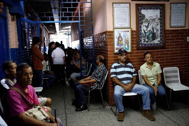 Venezuelan citizens wait to cast their votes in a polling station during a nationwide election for new governors in Caracas, Venezuela, October 15, 2017. REUTERS/Carlos Garcia Rawlins