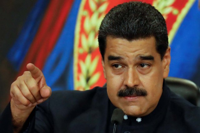 Venezuela's President Nicolas Maduro gestures while he talks to the media during a news conference at Miraflores Palace in Caracas, Venezuela October 17, 2017. REUTERS/Carlos Garcia Rawlins