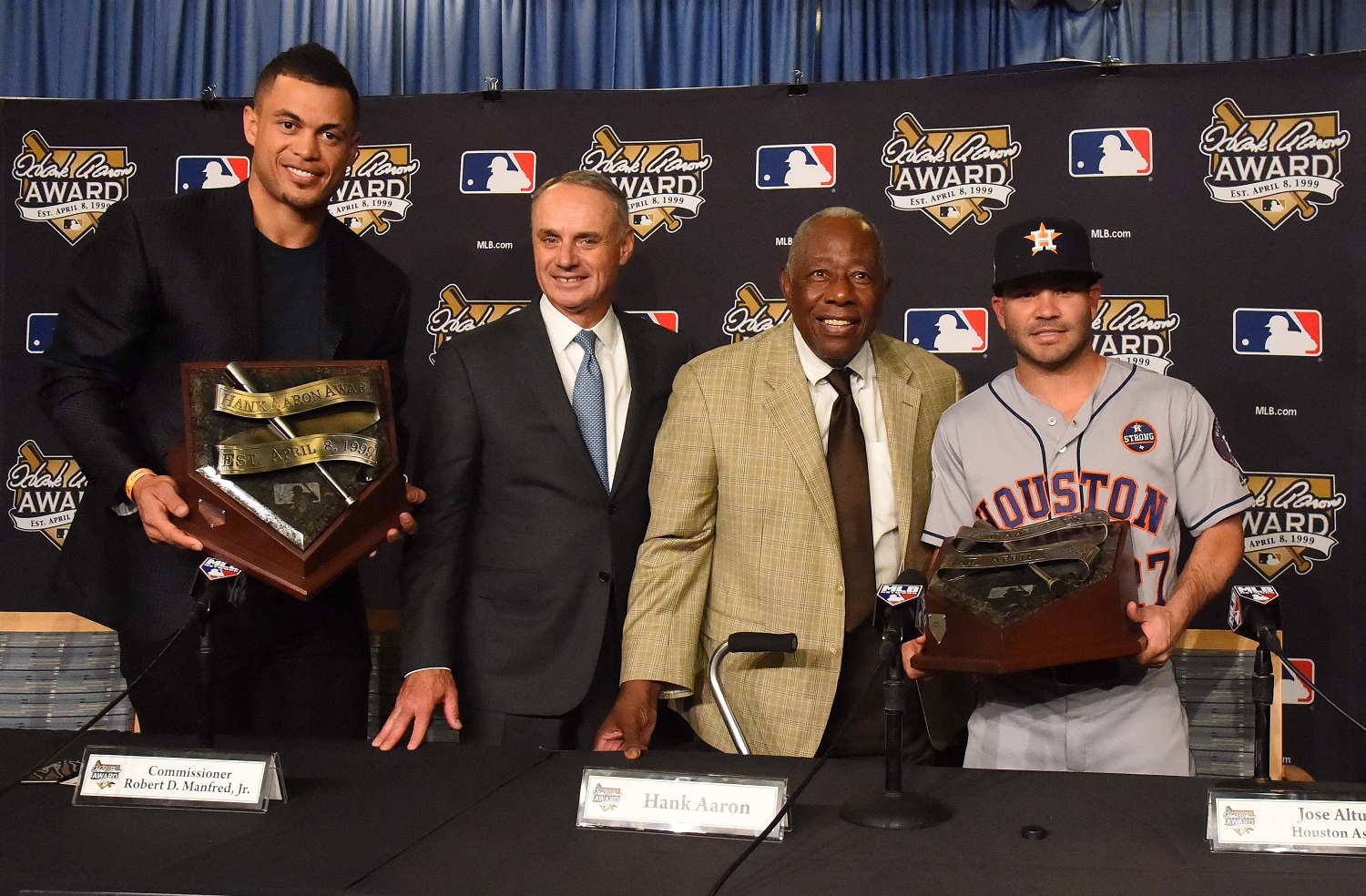 ¡Más cerca del MVP! Altuve y Stanton se alzaron con el premio Hank Aaron (Fotos)