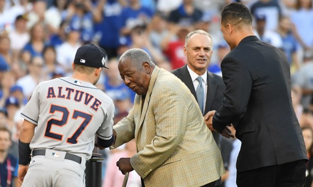 El segunda base de los Houston Astros, José Altuve (27) estrechó la mano del ex jugador de Grandes Ligas Hank Aaron y el jugador de los Miami Marlins Giancarlo Stanton y el comisionado Rob Manfred durante la presentación del Premio Hank Aaron 2017 antes del juego dos de la Serie Mundial 2017 contra los Dodgers de Los Angeles en el Dodger Stadium. Crédito obligatorio: Richard Mackson-USA TODAY Sports