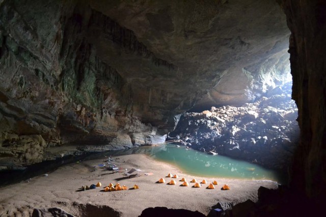 GRA020 HO CHI MINH (VIETNAM), 04/10/2017.- Cueva de Hang En, considerada la tercera más grande del mundo, en el parque natural de Phong Nha, en el centro de Vietnam. Los planes de construcción de un teleférico en el parque nacional de Phong Nha, que alberga dicha cueva y donde se rodó parte de la película "Kong: La isla calavera", ha movilizado a miles de vietnamitas, que temen que el turismo de masas deteriore la zona. EFE/Eric San Juan