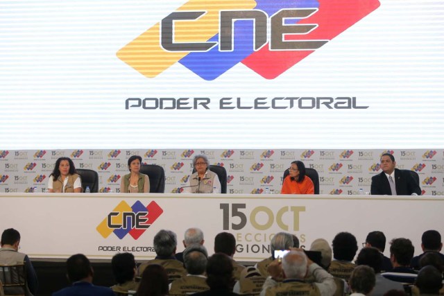 CAR11. CARACAS (VENEZUELA), 15/10/2018.- Fotografía cedida por la Agencia Venezolana de Noticias (AVN), de (i-d) los rectores del Consejo Nacional Electoral (CNE), Tania D' Amelio, Sandra Oblitas, la presidenta Tibisay Lucena, Socorro Hernández y Luis Emilio Rondón, mientras participan en el anuncio de resultados oficiales de las elecciones regionales hoy, domingo 15 de octubre de 2017, en Caracas (Venezuela). El oficialista Partido Socialista Unido de Venezuela (PSUV) se impuso en 17 de los 23 estados del país en las elecciones a gobernadores celebradas hoy, según los resultados oficiales anunciados por el Consejo Nacional Electoral (CNE). EFE/AVN/SOLO USO EDITORIAL/NO VENTAS