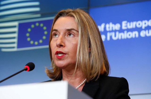 La jefa de la diplomacia europea, Federica Mogherini, ofrece una rueda de prensa durante el Consejo de Ministros de Exteriores de la Unión Europea celebrado en Luxemburgo hoy, 16 de octubre de 2017. Los ministros de Exteriores de la Unión Europea (UE) abordan hoy la crisis en Venezuela mientras se preparan sanciones selectivas por la represión en ese país, además de dar luz verde a nuevas medidas restrictivas autónomas contra Corea del Norte y mostrar su apoyo al acuerdo nuclear con Irán. EFE/ Julien Warnand