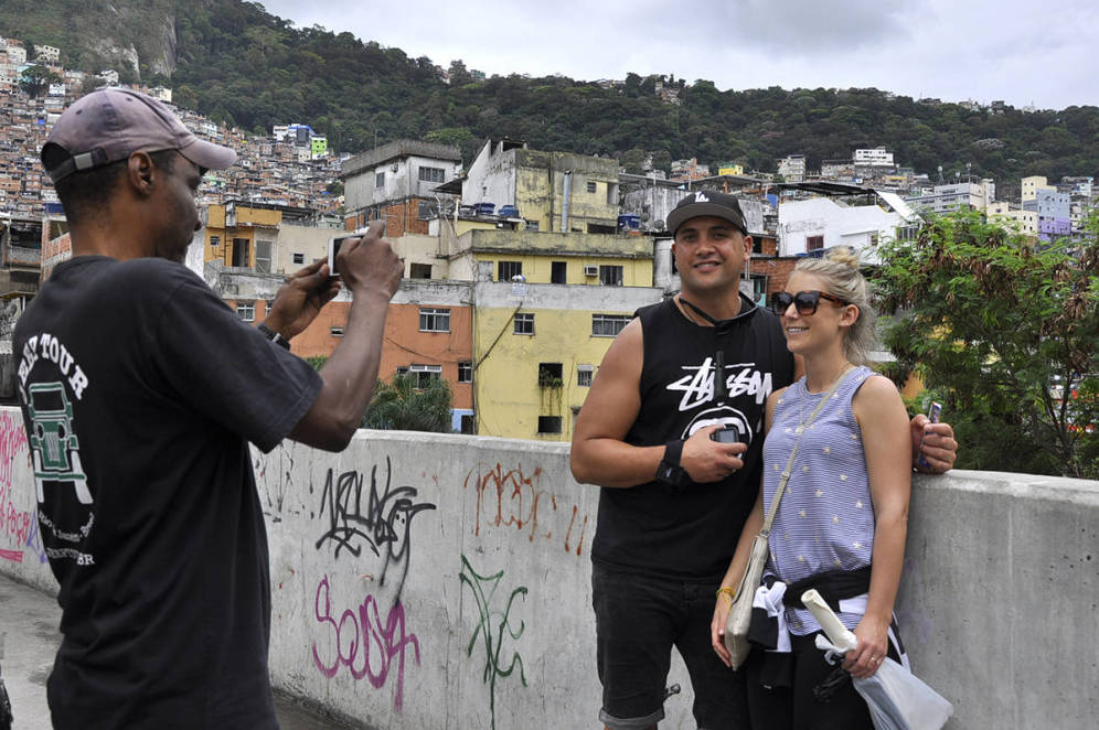 Favela tour: Turistas ricos que pagan por ver de cerca los tiroteos de los pobres
