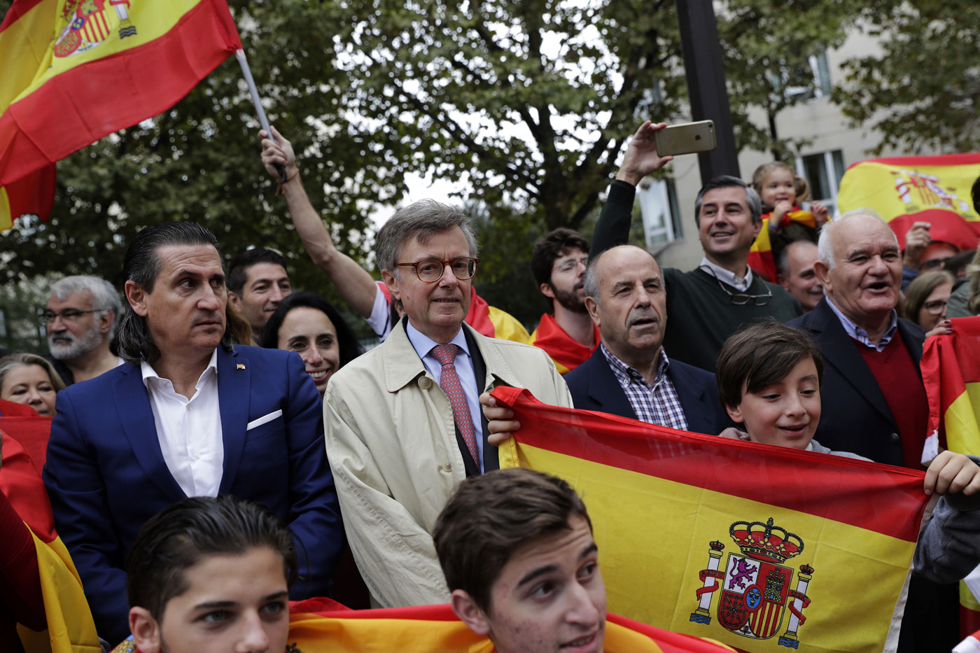 Un centenar de personas se manifiesta en París por la unidad de España