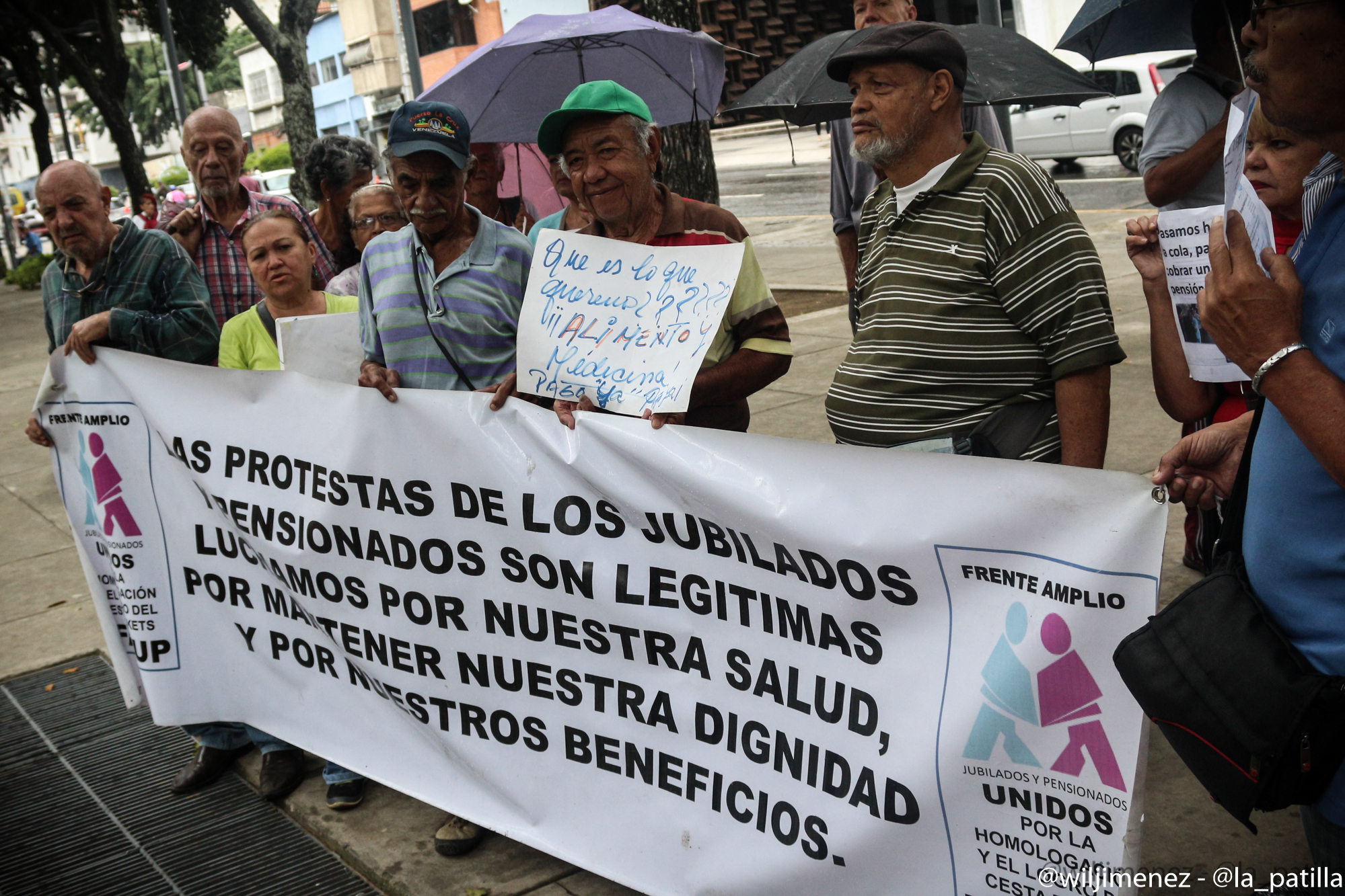 Personas de la tercera edad protestaron frente a Fiscalía por falta de medicinas y alimentos