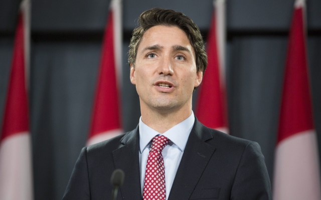 OTT100. OTTAWA (CANADÁ), 20/10/2015.- El primer ministro electo de Canadá, Justin Trudeau, ofrece una rueda de prensa hoy, martes 20 de octubre de 2015, en Ottawa (Canadá). Trudeau, el primer ministro electo de Canadá tras la arrolladora victoria electoral conseguida por el Partido Liberal este lunes, inicia ahora quizás la parte más difícil de su vida política: separar su imagen de la de su padre, Pierre Trudeau (1919-2000). EFE/Chris Roussakis