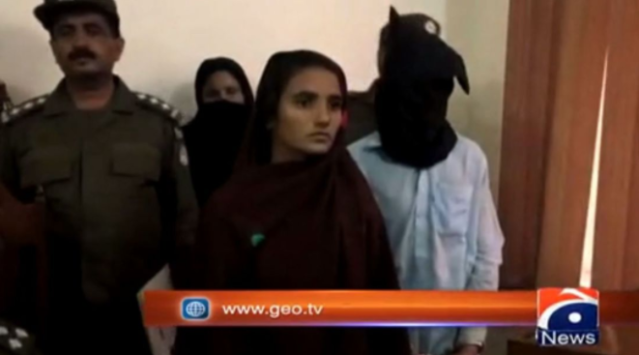 Asiya Bibi arrestada por la policía pakistaní después de su arresto. Pic: Geo News