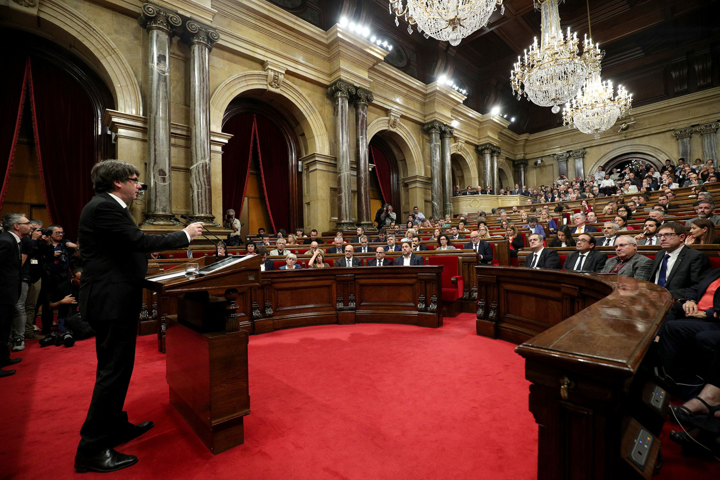 Puigdemont declara la independencia de Cataluña, pero la deja en suspenso
