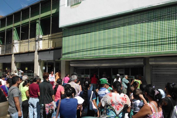 Largas colas en abastos y supermercados de la frontera para comprar comida