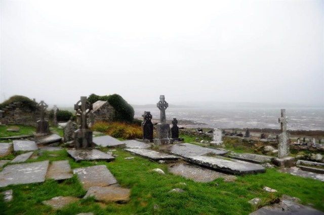 Paso de la tormenta Ofelia por un cementerio en Irlanda // Foto EFE