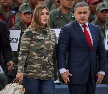 Red Fashion: La esposa de Tarek William Saab desfila digna con su “carterita socialista”