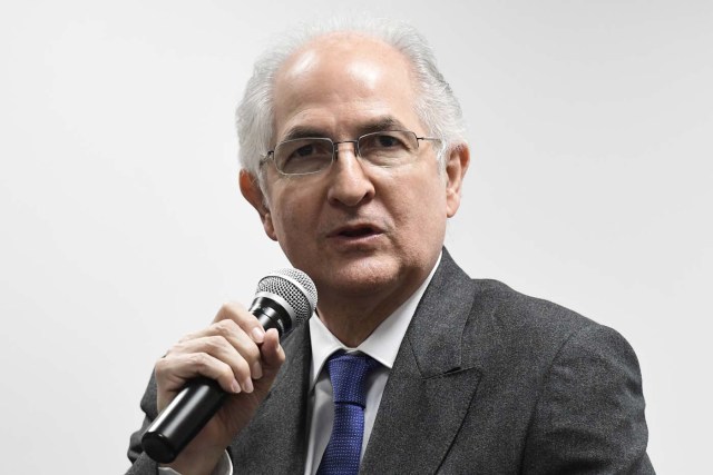 Former Caracas mayor Antonio Ledezma gives a press conference on November 20, 2017 in Madrid. The former mayor of Caracas, a staunch opponent of Venezuela's President, arrived in Madrid on November 18, 2017 after escaping house arrest and fleeing to Colombia. / AFP PHOTO / JAVIER SORIANO