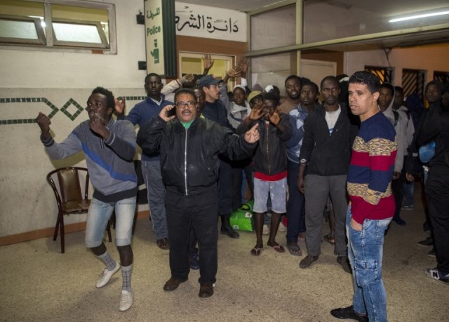 Sub-Saharan migrants hold ground during clashes with young Moroccans on November 24, 2017 in Casablanca. / AFP PHOTO / FADEL SENNA