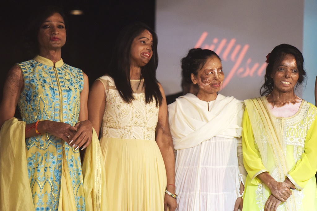 Mujeres víctimas de ataques con ácido desfilan en pasarela de moda india (Foto)