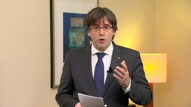 El cesado presidente catalán Carles Puigdemont dando un discurso por televisión en Bruselas, nov 2, 2017.    TV3  via REUTERS TV, PROHBIDO EL USO DE LA IMAGEN EN ESPAÑA